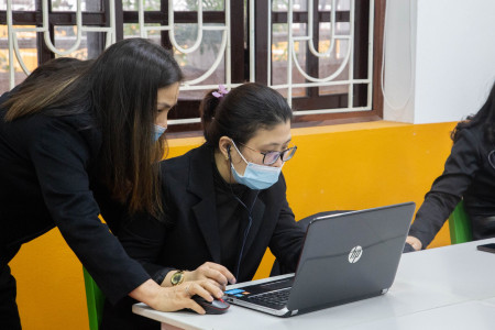 Phía sau tiết học trực tuyến tại May Academy: Trưởng thành trong sự thích nghi